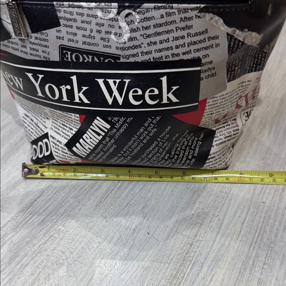 Marilyn Monroe Black and Red Shoulder Bag - Picture 8 of 11